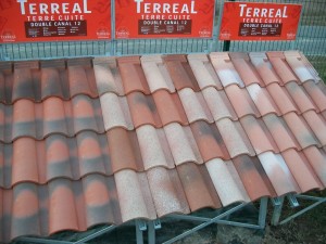 les tuiles, qui viennent de Colomiers, celle du milieu mouchetées, on a pas a les laver elles sont déja sales :)