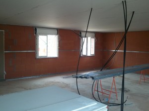 le plafond et les conduites d'eau PER