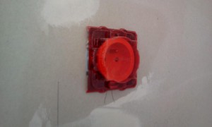 L'electricien nous a laissé les caches très pratiques pour la poussière et la peinture !