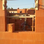 une fenêtre avec vue sur porte de garage ! (pour l'instant...)